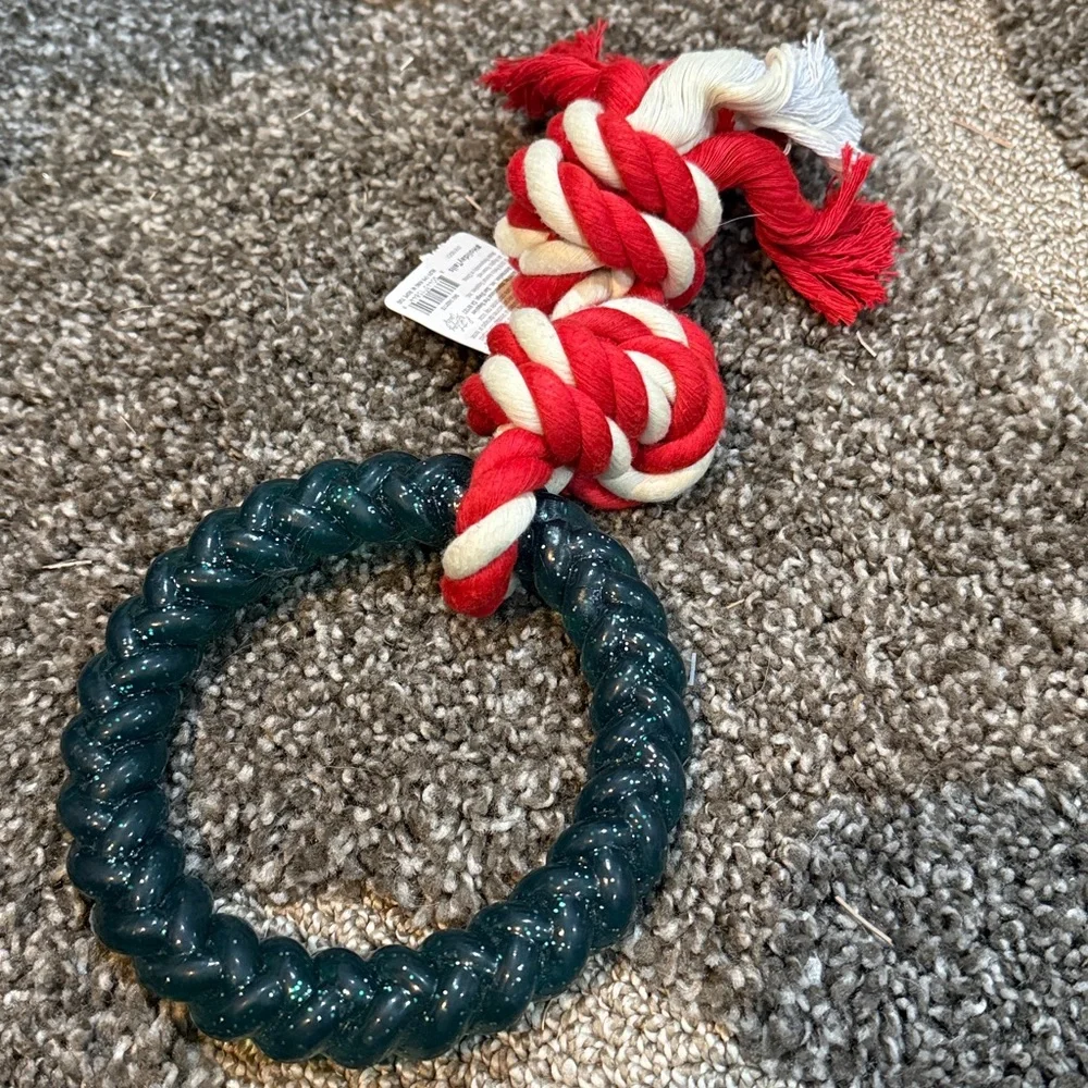 NEW. Holiday Tails Christmas Red and White Rope Dog Toy, with green Ring. 🐕 🎄